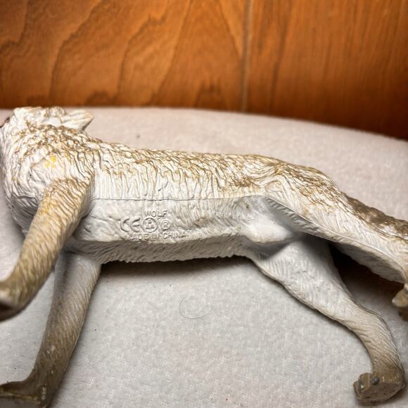 AAA Wolf Howling Figurine Gray Animal Toy Figure Collectible - Picture 5 of 5